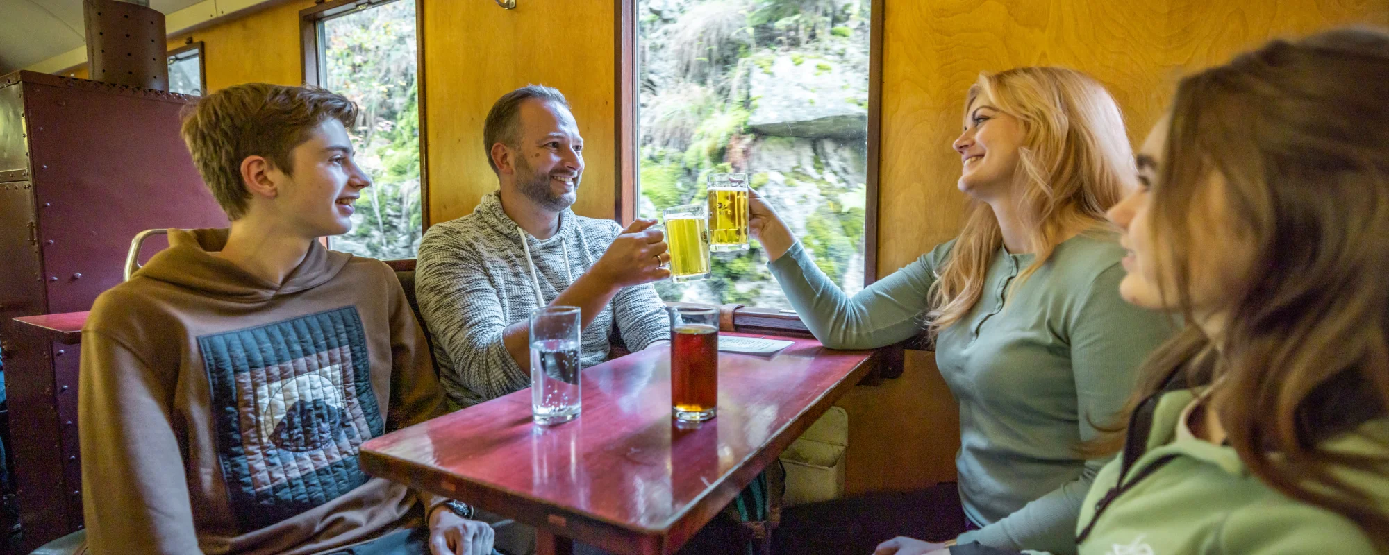 Im Buffetwagen auf der Pre&szlig;nitztalbahn unterwegs