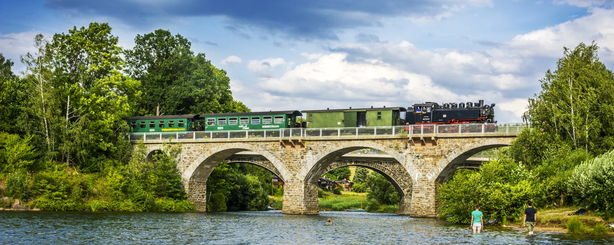 Dampfzug der Wei&szlig;eritztalbahn auf der Br&uuml;cke &uuml;ber den Bormannsgrund in Malter