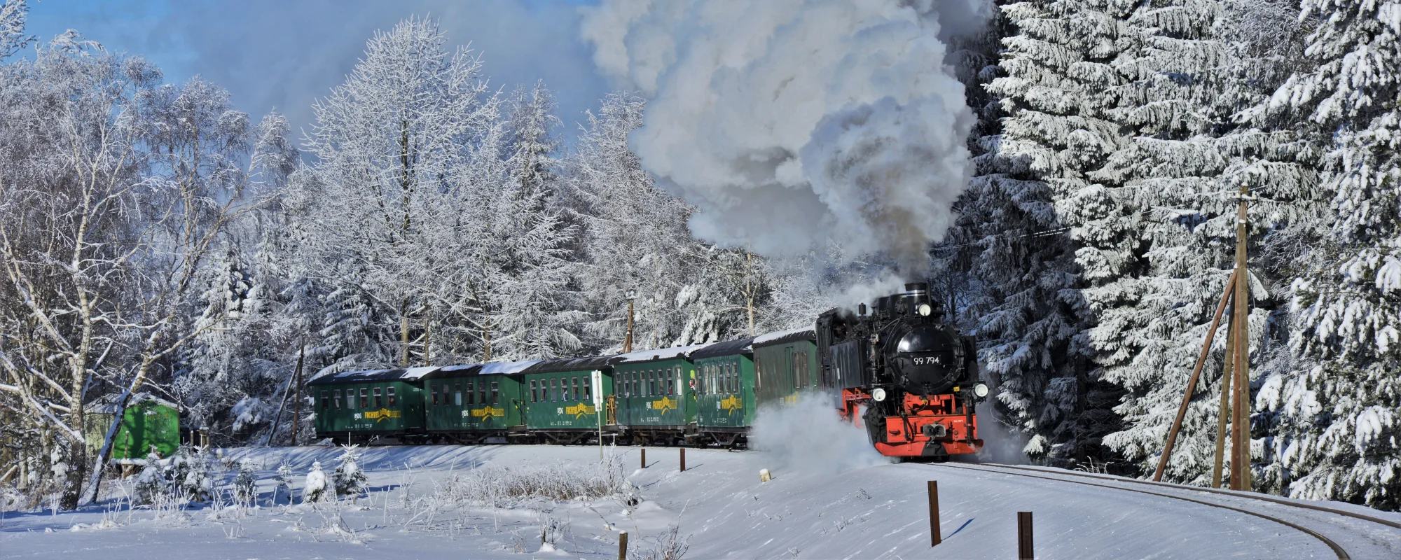 Dampfzug der Fichtelbergbahn im verschneiten Erzgebirge bei Kretzscham-Rothensehma